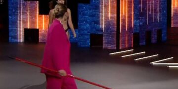 GNTM 5: Βγήκε το μοντέλο και η Βίκυ Καγιά έπιασε το σκουπόξυλο![video]