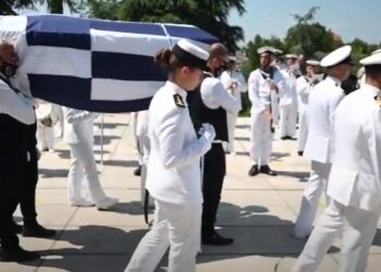 Με στρατιωτικές τιμές το τελευταίο αντίο στην 20χρονη ναυτική δόκιμο Θάλεια Κορδαμπάλου