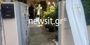 Alldaynews.gr Θάλεια Κορδαμπάλου: Σπαρακτικές σκηνές στο σπίτι της ναυτικής δοκίμου λίγο πριν την κηδεία της
