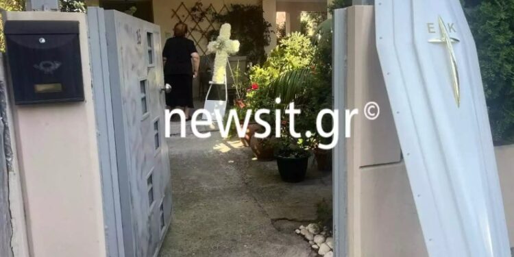 Alldaynews.gr Θάλεια Κορδαμπάλου: Σπαρακτικές σκηνές στο σπίτι της ναυτικής δοκίμου λίγο πριν την κηδεία της