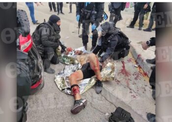 Πολυτεχνειούπολη Ζωγράφου: Ο Αλβανός κακοποιός δέχεται τις πρώτες βοήθειες από τους άνδρες των ΕΚΑΜ