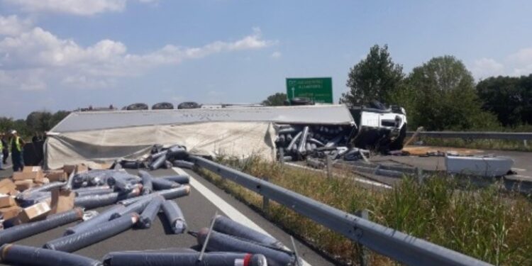 Alldaynews.gr Τροχαίο με ένα νεκρό στην Εγνατία οδό – Ανατράπηκε νταλίκα