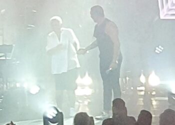 Γιώργος Μαζωνάκης: Κάλεσε την μητέρα του να χορέψει ζεϊμπέκικο στη συναυλία του και ο κόσμος τους αποθέωσε![video]