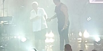 Γιώργος Μαζωνάκης: Κάλεσε την μητέρα του να χορέψει ζεϊμπέκικο στη συναυλία του και ο κόσμος τους αποθέωσε![video]