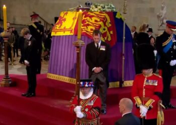 Βασίλισσα Ελισάβετ: Τα εγγόνια της γύρω από το φέρετρο της