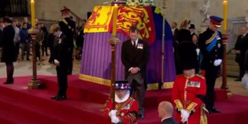 Βασίλισσα Ελισάβετ: Τα εγγόνια της γύρω από το φέρετρο της