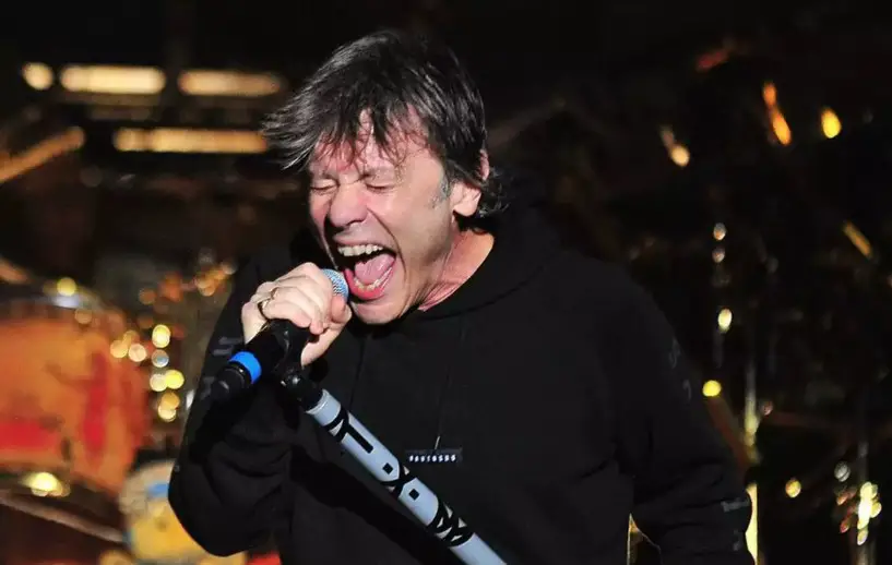 Iron Maiden: Ο Μπρους Ντίκινσον σέρνει από τα μαλλιά θαυμαστή που ανέβηκε στη σκηνή