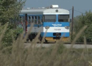 Τραγωδία: Τρένο παρέσυρε αυτοκίνητο – Νεκρή μια γυναίκα, ο γιος της και η ανιψιά της