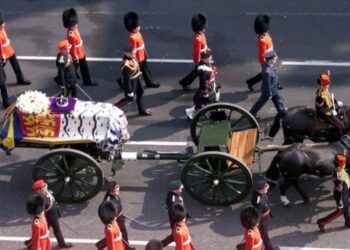 Βασίλισσα Ελισάβετ-Θρίλερ: Νεκρός εντοπίστηκε 18χρονος φρουρός που φρουρούσε το φέρετρο