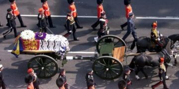 Alldaynews.gr Βασίλισσα Ελισάβετ-Θρίλερ: Νεκρός εντοπίστηκε 18χρονος φρουρός που φρουρούσε το φέρετρο