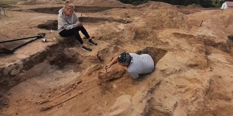 Απίστευτο εύρημα σε νεκροταφείο – Κλείδωσαν τον νεκρό για να μη γίνει… «βρυκόλακας»[photo]