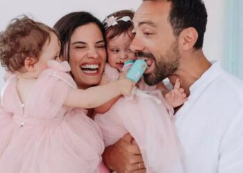 Τανιμανίδης-Μπόμπα: Αυτό είναι το προσκλητήριο της βάφτισης – Οι οκτώ νονοί των διδύμων