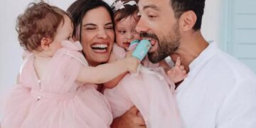 Τανιμανίδης-Μπόμπα: Αυτό είναι το προσκλητήριο της βάφτισης – Οι οκτώ νονοί των διδύμων