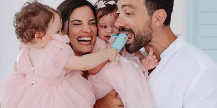 Τανιμανίδης-Μπόμπα: Αυτό είναι το προσκλητήριο της βάφτισης – Οι οκτώ νονοί των διδύμων