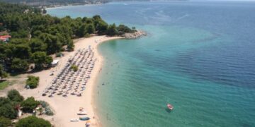 Επιχειρηματίας από τη Χαλκιδική έστησε beach bar μέσα σε δασική έκταση και… εκφόβιζε κόσμο