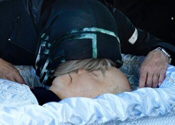 Κηδεία Γκορμπατσόφ: Η τελευταία αγκαλιά της κόρης του πάνω από το ανοιχτό φέρετρο