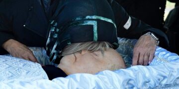 Κηδεία Γκορμπατσόφ: Η τελευταία αγκαλιά της κόρης του πάνω από το ανοιχτό φέρετρο