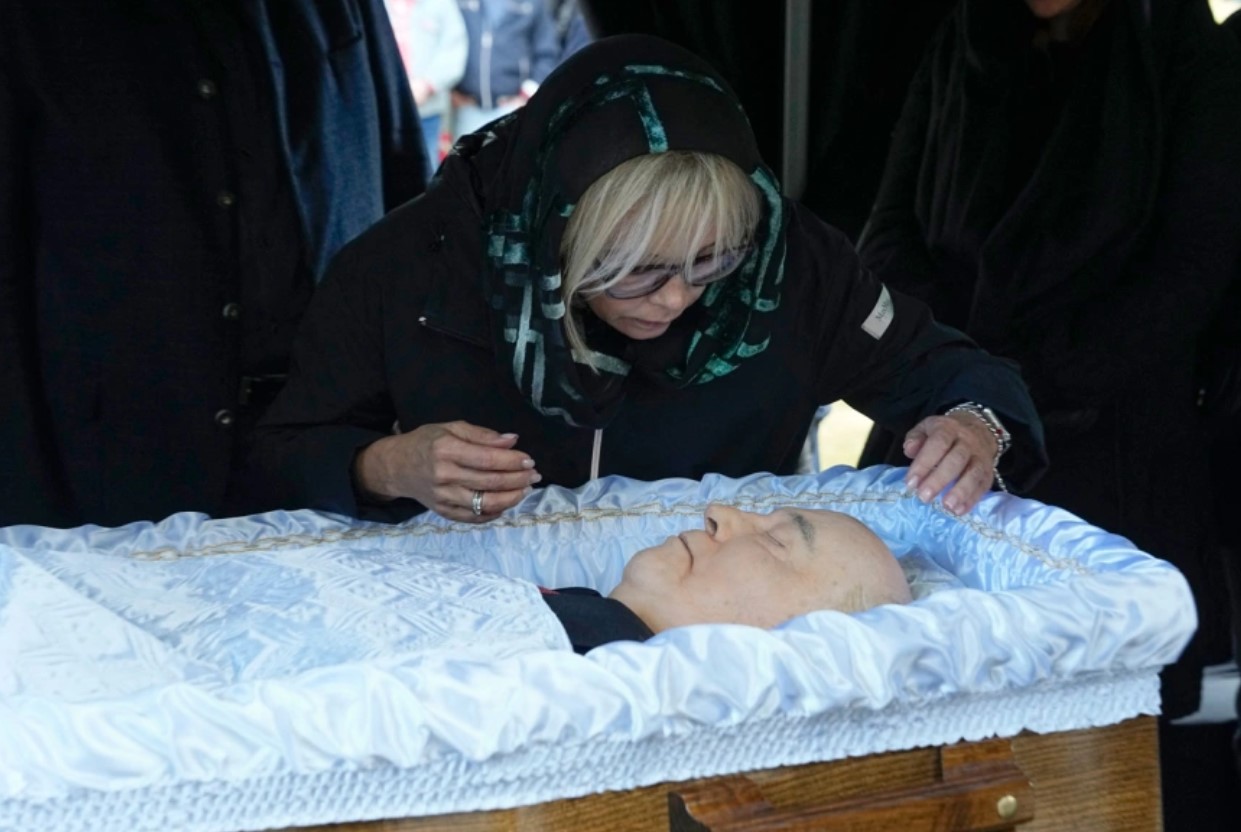 Κηδεία Γκορμπατσόφ: Η τελευταία αγκαλιά της κόρης του πάνω από το ανοιχτό φέρετρο