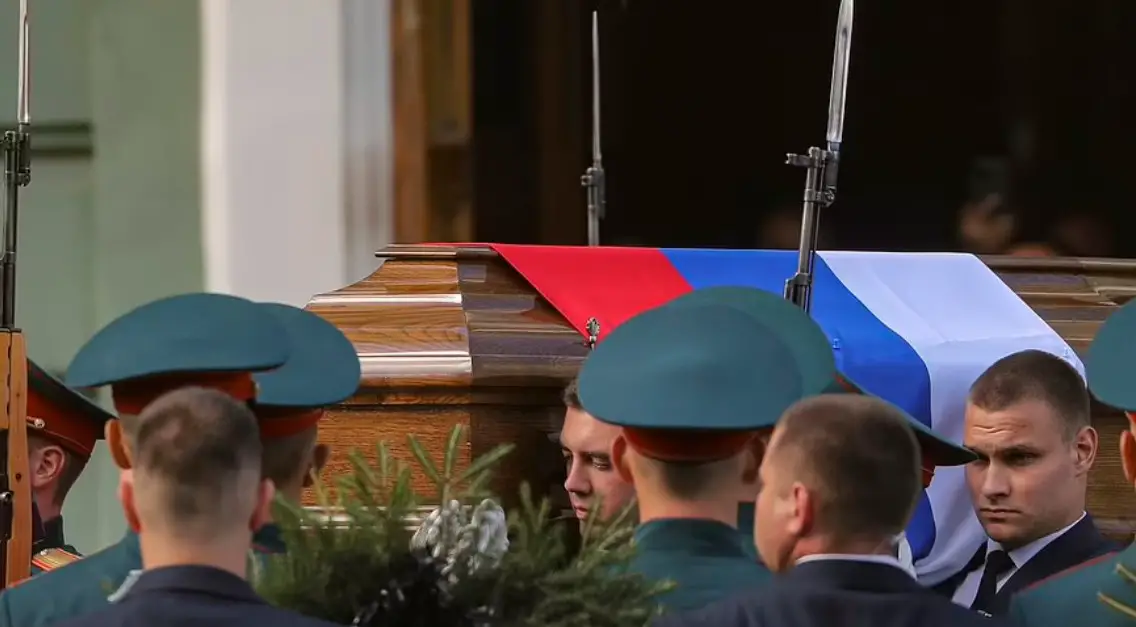 Κηδεία Γκορμπατσόφ: Η τελευταία αγκαλιά της κόρης του πάνω από το ανοιχτό φέρετρο