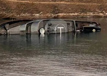 Κύθνος: Βυθίστηκε κατά το ήμισυ η διάσημη θαλαμηγός «007» του James Bond