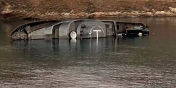 Alldaynews.gr Κύθνος: Βυθίστηκε κατά το ήμισυ η διάσημη θαλαμηγός «007» του James Bond