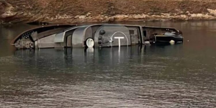 Alldaynews.gr Κύθνος: Βυθίστηκε κατά το ήμισυ η διάσημη θαλαμηγός «007» του James Bond