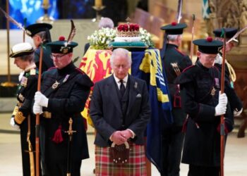 Όρμησε στο όχημα του Καρόλου και γλίτωσε στο παρά πέντε τον πυροβολισμό[video]