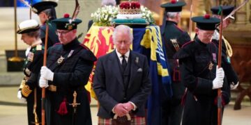 Όρμησε στο όχημα του Καρόλου και γλίτωσε στο παρά πέντε τον πυροβολισμό[video]