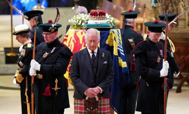 Όρμησε στο όχημα του Καρόλου και γλίτωσε στο παρά πέντε τον πυροβολισμό[video]