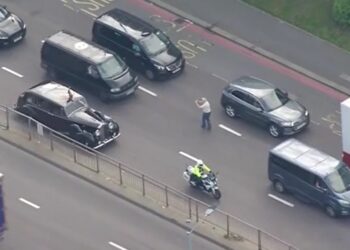 Όρμησε στο όχημα του Καρόλου και γλίτωσε στο παρά πέντε τον πυροβολισμό[video]