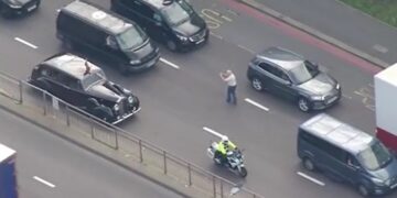 Όρμησε στο όχημα του Καρόλου και γλίτωσε στο παρά πέντε τον πυροβολισμό[video]