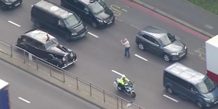 Όρμησε στο όχημα του Καρόλου και γλίτωσε στο παρά πέντε τον πυροβολισμό[video]