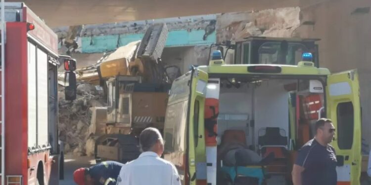 Alldaynews.gr Μέγαρα: Κατέρρευσε γέφυρα υπό κατασκευή – Δύο τραυματίες