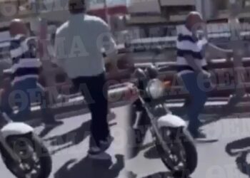 Δήμαρχος χτυπάει μοτοσικλετιστή στη μέση του δρόμου-Δείτε το Βίντεο