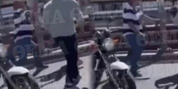 Alldaynews.gr Δήμαρχος χτυπάει μοτοσικλετιστή στη μέση του δρόμου-Δείτε το Βίντεο