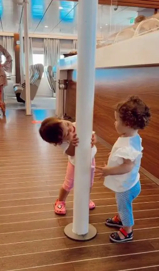 Χριστίνα Μπόμπα: Οι δίδυμες κόρες της παίζουν κρυφτό μέσα στο πλοίο – Δες το πιο τρυφερό βίντεο