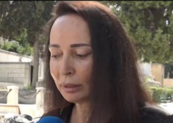 Ράκος η Βίκυ Τσοχατζοπούλου στο ετήσιο μνημόσυνο του Άκη – Μαζί της ο 15 χρονών γιος της[video]