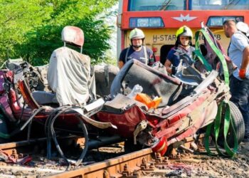 Τραγωδία στην Ουγγαρία: Πολύνεκρο τροχαίο σε παράσυρση αυτοκινήτου από τρένο[video]