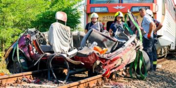Τραγωδία στην Ουγγαρία: Πολύνεκρο τροχαίο σε παράσυρση αυτοκινήτου από τρένο[video]