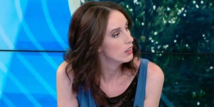 Alldaynews.gr «Με κάρφωσε με δύο μαχαιριές σε κοιλιά και ώμο γιατί νόμιζε ότι ήμουν ερωμένη του άντρα της» λέει η η 27χρονη Ιωάννα