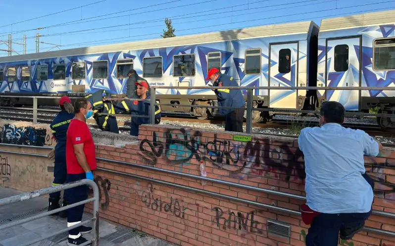Τραγωδία στη Λάρισα: Τρένο παρέσυρε και Σκότωσε 21χρονο[Σοκαριστικές Εικόνες]