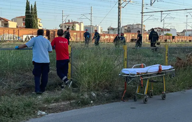 Τραγωδία στη Λάρισα: Τρένο παρέσυρε και Σκότωσε 21χρονο[Σοκαριστικές Εικόνες]