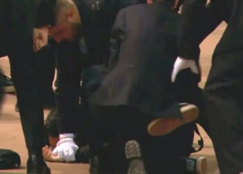 Βασίλισσα Ελισάβετ: Συνελήφθη άνδρας που άγγιξε το φέρετρο της