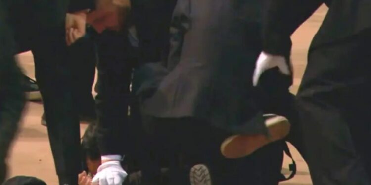 Βασίλισσα Ελισάβετ: Συνελήφθη άνδρας που άγγιξε το φέρετρο της