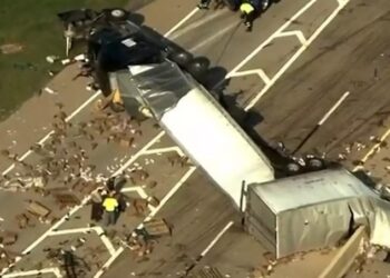 Γέμισε ο δρόμος Δον…τες! Ανατράπηκε φορτηγό που μετέφερε ερωτικά βοηθήματα[video]