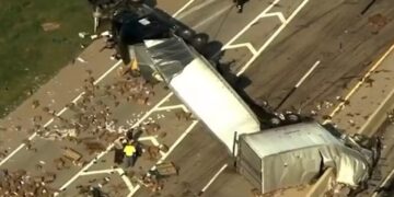 Γέμισε ο δρόμος Δον…τες! Ανατράπηκε φορτηγό που μετέφερε ερωτικά βοηθήματα[video]