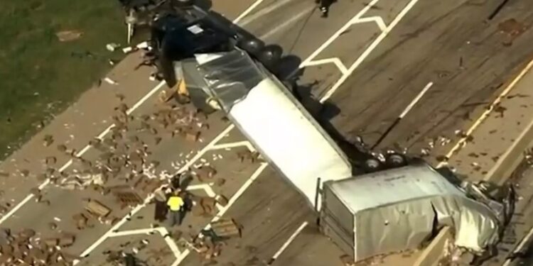 Γέμισε ο δρόμος Δον…τες! Ανατράπηκε φορτηγό που μετέφερε ερωτικά βοηθήματα[video]