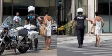 Αστυνομικός παίρνει από το χέρι τυφλή γυναίκα και την περνάει από τον δρόμο[video]