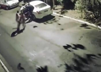 Τους έκλεψαν το αυτοκίνητο ενώ έκαναν σ3ξ και τους άφησαν γυμνούς στο δρόμο[video]