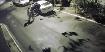 Τους έκλεψαν το αυτοκίνητο ενώ έκαναν σ3ξ και τους άφησαν γυμνούς στο δρόμο[video]